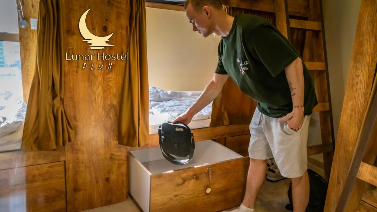 Lunar Hostel Plus Dubaï Extérieur photo
