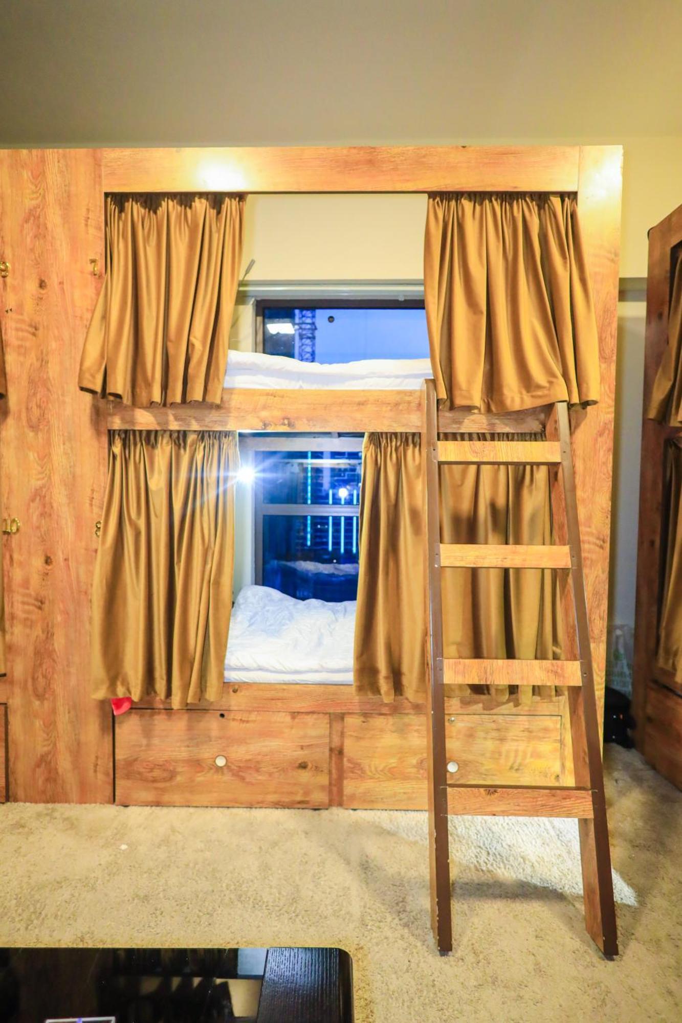 Lunar Hostel Plus Dubaï Extérieur photo