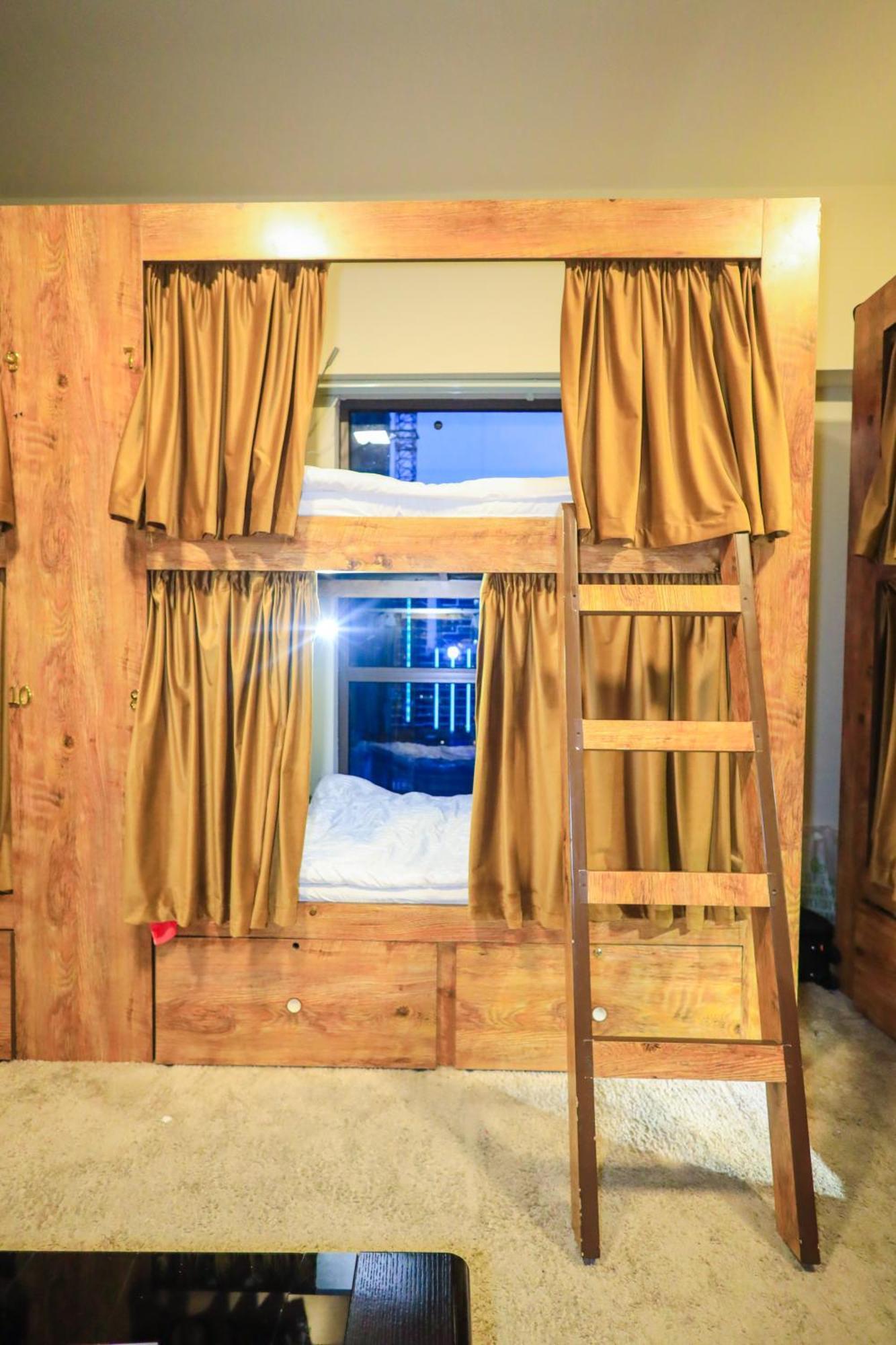 Lunar Hostel Plus Dubaï Extérieur photo