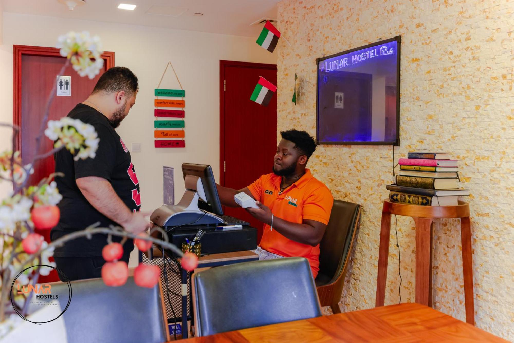 Lunar Hostel Plus Dubaï Extérieur photo